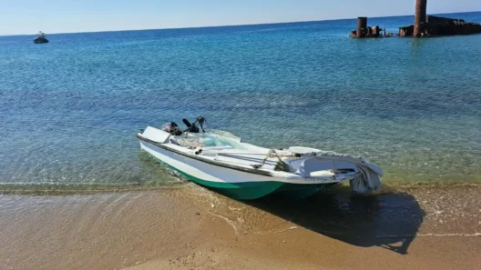 Θεσσαλονίκη: Βρέθηκε η βάρκα αλλά όχι ο αγνοούμενος από την ανατροπή της ΦΩΤΟ 10 Λευκή και πράσινη βάρκα στην αμμώδη ακτή, με καθαρά γαλανά νερά και…
