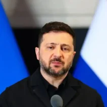 Ο Βολοντίμιρ Ζελένσκι με σοβαρό ύφος μπροστά από τις σημαίες Ουκρα…