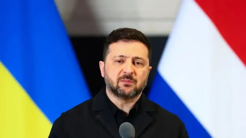 Ουκρανία: Ο Ζελένσκι απομάκρυνε το αρχηγό των Ενόπλων Δυνάμεων 4 Ο Βολοντίμιρ Ζελένσκι με σοβαρό ύφος μπροστά από τις σημαίες Ουκρα…