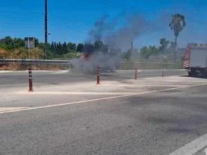 Πατρών-Πύργου: Αυτοκίνητο παραδόθηκε στις φλόγες στην ΠΕΟ