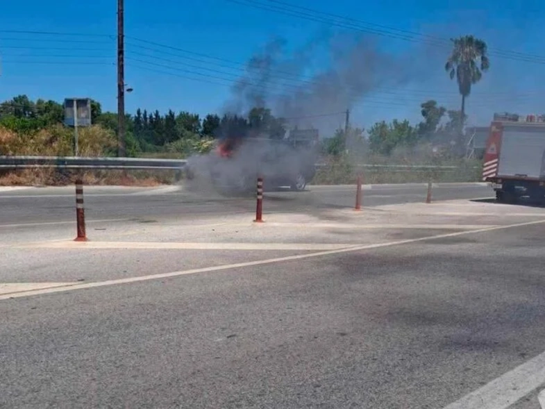 Πατρών-Πύργου: Αυτοκίνητο παραδόθηκε στις φλόγες στην ΠΕΟ