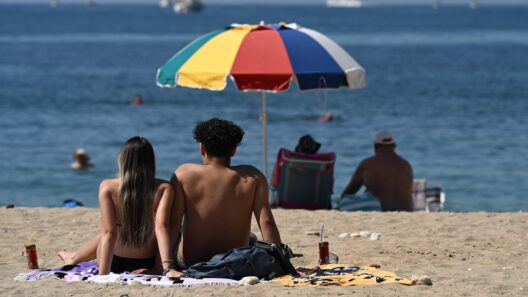 Αχαΐα: Καύσωνας προ των πυλών στην περιοχή για πρώτη φορά - Αντιμέτωποι με ιδιαίτερα υψηλές θερμοκρασίες 12 Ένα ζευγάρι κάθεται σε αμμώδη παραλία, κοιτάζοντας τη θάλασσα κάτω…