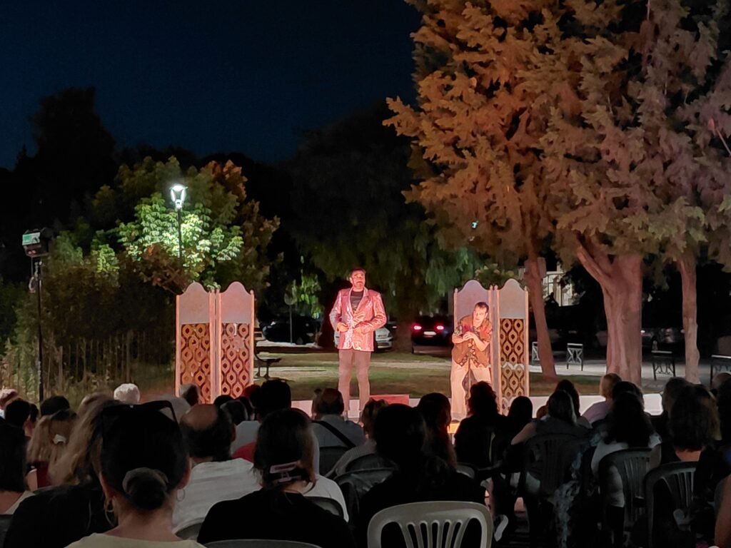 Θεατρική παράσταση του Άρματος Θέσπιδος του ΔΗ.ΠΕ.ΘΕ. Πάτρας σε εξω…