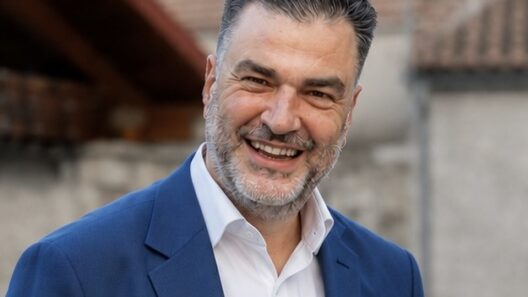 «Η Περιφέρεια δεν μπορεί να λειτουργεί ως προθάλαμος κομματικών καριερών» 12 «Η Περιφέρεια δεν μπορεί να λειτουργεί ως προθάλαμος κομματικών καριερών»