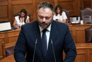 Βουλευτής εκφωνεί ομιλία από το βήμα της Βουλής για την αισχροκέρδ…