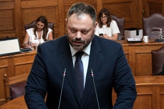 Βουλευτής εκφωνεί ομιλία από το βήμα της Βουλής για την αισχροκέρδ…