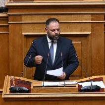 «Ή δεν γνωρίζει τι είπε ή λέει συνειδητά ψέματα» 1 Άδωνις Γεωργιάδης μιλάει από το βήμα της Βουλής, φορώντας κοστούμι…