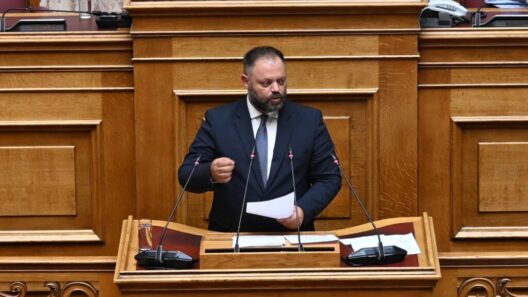 Άδωνις Γεωργιάδης μιλάει από το βήμα της Βουλής, φορώντας κοστούμι…