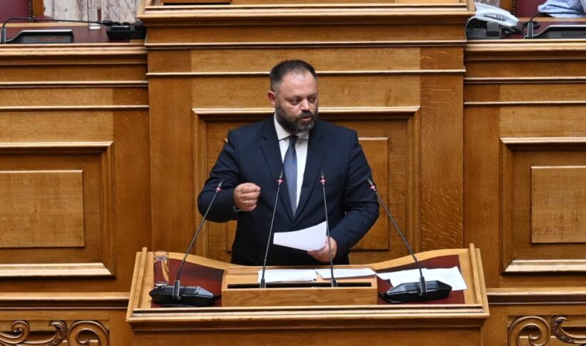 «Ή δεν γνωρίζει τι είπε ή λέει συνειδητά ψέματα» 4 Άδωνις Γεωργιάδης μιλάει από το βήμα της Βουλής, φορώντας κοστούμι…
