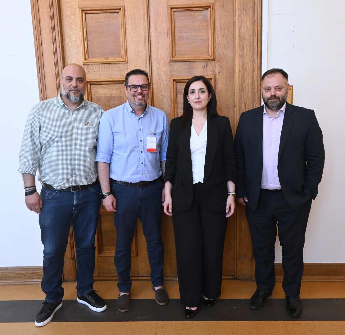 Ο Τσιρώνης με τρεις εκπροσώπους της Ε.Τ.Α.Α.Ε. σε συνάντηση.