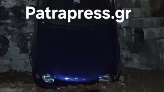 Αίγιο: Αυτοκίνητο «βούτηξε» στην γραμμή του τρένου στο Παλιό Λιμάνι ΦΩΤΟ