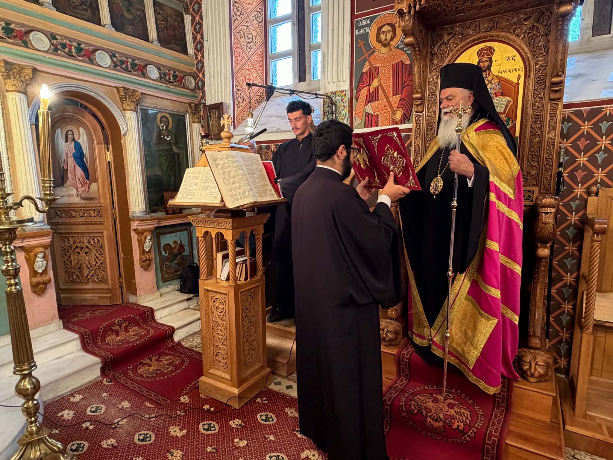 Με θρησκευτική κατάνυξη η Αρχιερατική Θεία Λειτουργία στους Καμενιάνους ΦΩΤΟ