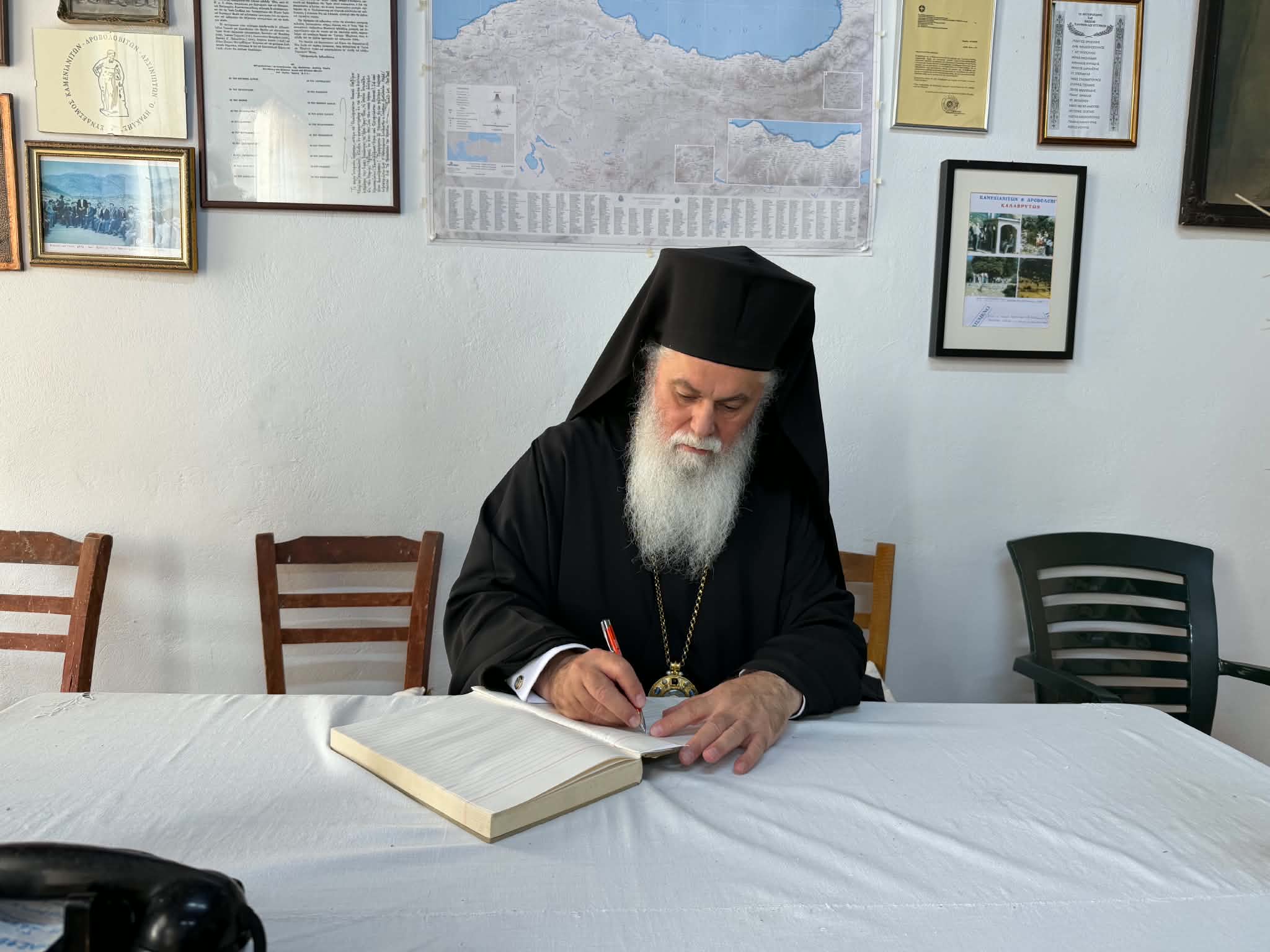 Με θρησκευτική κατάνυξη η Αρχιερατική Θεία Λειτουργία στους Καμενιάνους ΦΩΤΟ
