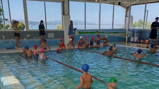 Συνεργασία της Παιδικής Κατασκήνωσης στα Ροΐτικα με τον ΝΟΠ ΦΩΤΟ 12 Παιδιά από παιδική κατασκήνωση στα Ροΐτικα σε μάθημα κολύμβησης.