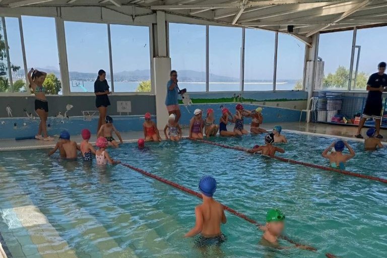 Παιδιά από παιδική κατασκήνωση στα Ροΐτικα σε μάθημα κολύμβησης.