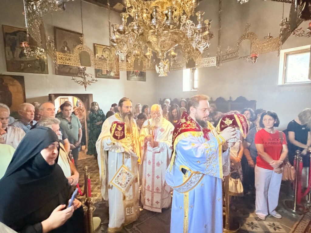 Αχαΐα: Τα άλογα προσκύνησαν και υποκλίθηκαν στην Παναγιά Μακελλαριά - Ξεχωριστό περιστατικό προκάλεσε συγκίνηση και θαυμασμό ΦΩΤΟ