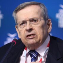 Ο πρώην υπουργός Στέφανος Μάνος μιλάει σε εκδήλωση.