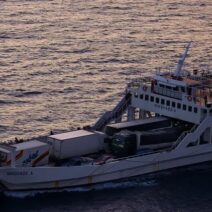 Ρίο: Βλάβη στον καταπέλτη καθήλωσε πλοίο και επενέβη το Λιμενικό 1 Το οχηματαγωγό ΝΙΚΟΛΑΟΣ Α με φορτηγά και αυτοκίνητα στη θάλασσα το…