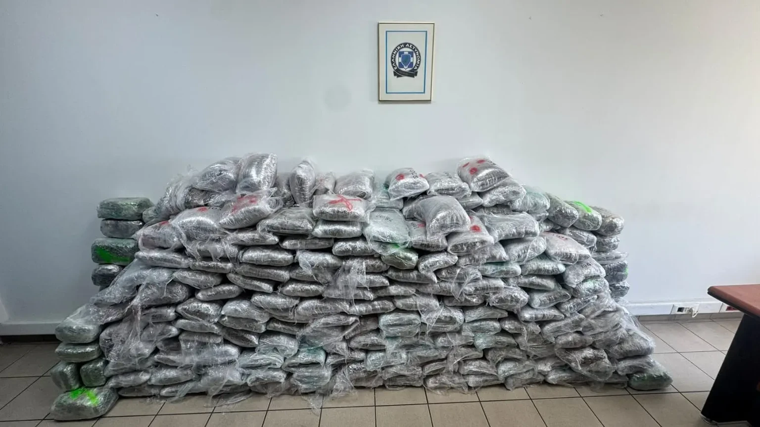 Θεσσαλονίκη: Εξαρθρώθηκε διεθνής εγκληματική οργάνωση – 324 κιλά κάνναβης σε φορτία ΦΩΤΟ ΒΙΝΤΕΟ 6 Θεσσαλονίκη: Εξαρθρώθηκε διεθνής εγκληματική οργάνωση – 324 κιλά κάνναβης σε φορτία ΦΩΤΟ ΒΙΝΤΕΟ