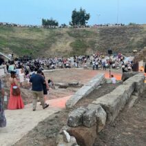 Άποψη του Αρχαίου Θεάτρου Στράτου με πλήθος κόσμου στις κερκίδες κ…