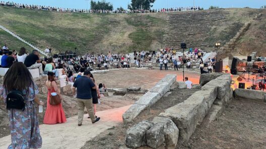 Άποψη του Αρχαίου Θεάτρου Στράτου με πλήθος κόσμου στις κερκίδες κ…