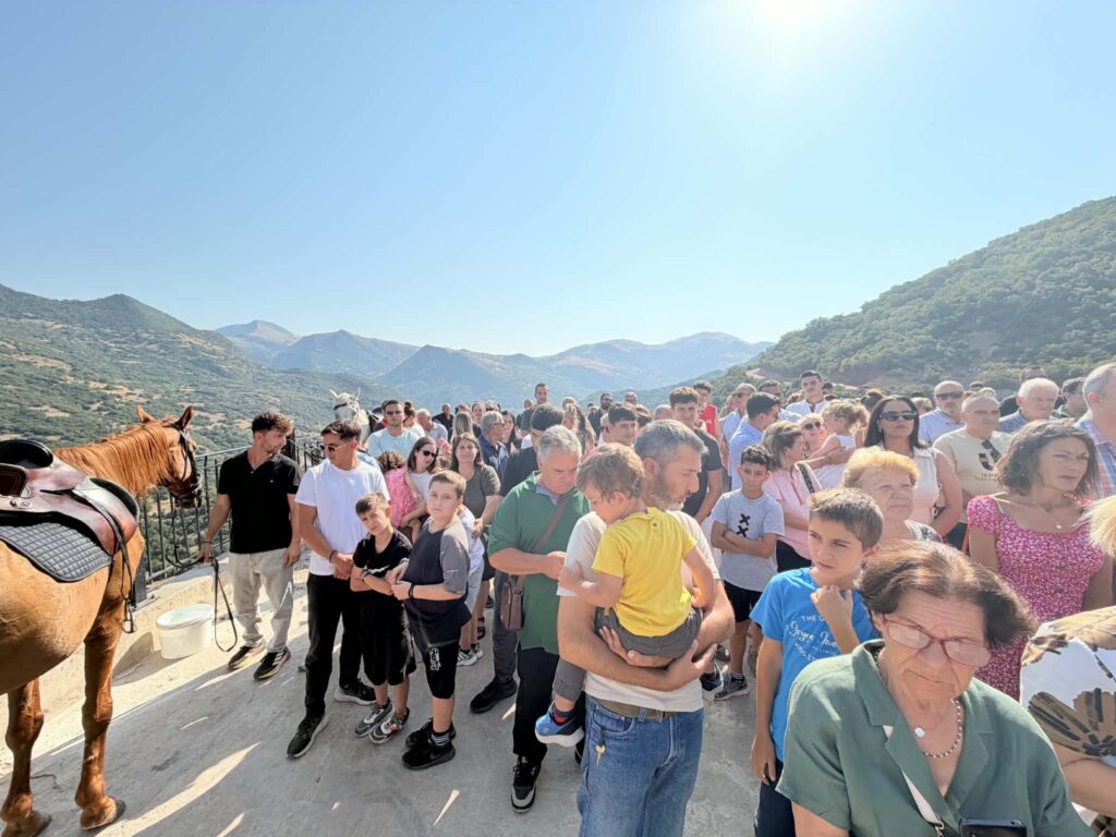 Αχαΐα: Τα άλογα προσκύνησαν και υποκλίθηκαν στην Παναγιά Μακελλαριά - Ξεχωριστό περιστατικό προκάλεσε συγκίνηση και θαυμασμό ΦΩΤΟ