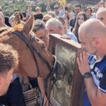 Αχαΐα: Τα άλογα προσκύνησαν και υποκλίθηκαν στην Παναγιά Μακελλαριά  - Ξεχωριστό περιστατικό προκάλεσε συγκίνηση και θαυμασμό ΦΩΤΟ