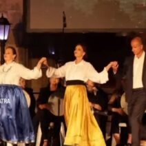 Δύο γυναίκες με παραδοσιακές στολές και ένας άνδρας με κοστούμι χο…