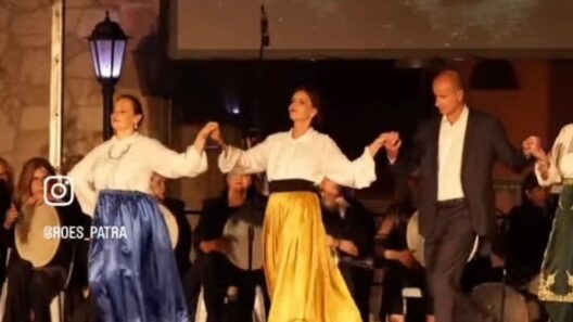 Η πολιτιστική ομάδα «Ροές, Χορός - Δράσεις Πολιτισμού» καλεί σε πανηγύρια ΒΙΝΤΕΟ-ΦΩΤΟ 12 Δύο γυναίκες με παραδοσιακές στολές και ένας άνδρας με κοστούμι χο…