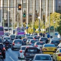 Πολυσύχναστος δρόμος στην Αθήνα με έντονη κίνηση, αυτοκίνητα, τραμ…