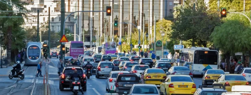 Ελλάδα: Να ανησυχούν οι κάτοχοι αυτοκινήτων βενζίνης και diesel; 4 Πολυσύχναστος δρόμος στην Αθήνα με έντονη κίνηση, αυτοκίνητα, τραμ…