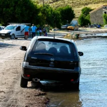 Πάρκαρε μέσα στη θάλασσα: Τι μπορεί να προκαλέσει το αλμυρό νερό στο αυτοκίνητο ΦΩΤΟ 3 Πάρκαρε μέσα στη θάλασσα: Τι μπορεί να προκαλέσει το αλμυρό νερό στο αυτοκίνητο ΦΩΤΟ