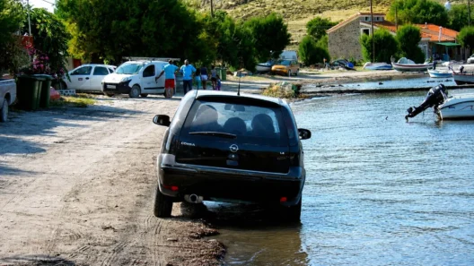 Πάρκαρε μέσα στη θάλασσα: Τι μπορεί να προκαλέσει το αλμυρό νερό στο αυτοκίνητο ΦΩΤΟ 19 Πάρκαρε μέσα στη θάλασσα: Τι μπορεί να προκαλέσει το αλμυρό νερό στο αυτοκίνητο ΦΩΤΟ