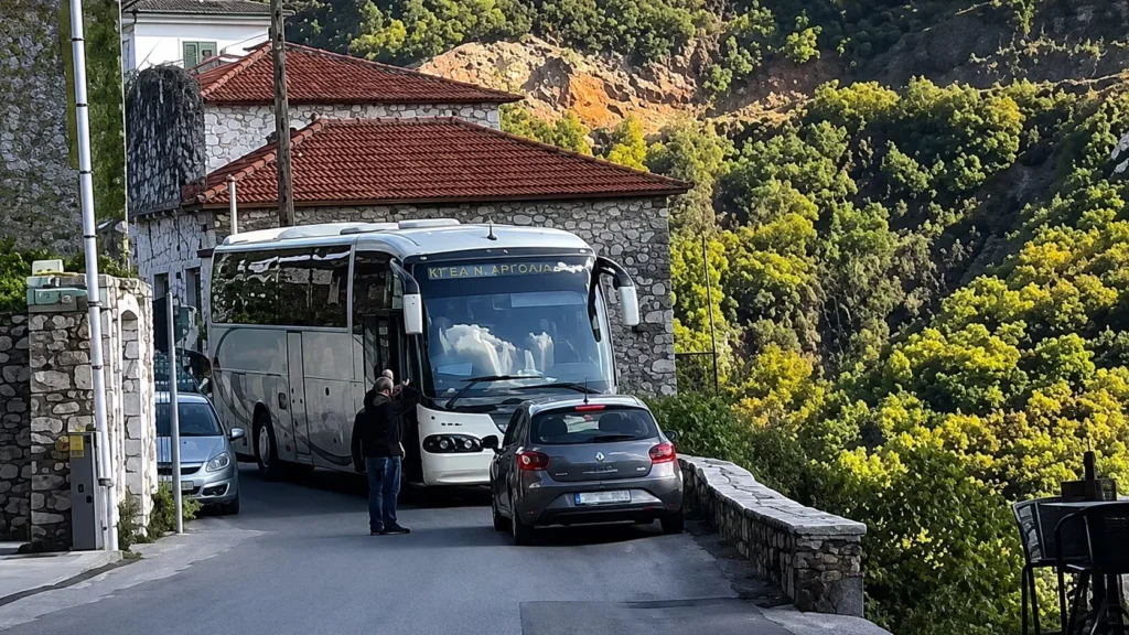 Το video που... έριξε το Ελληνικό διαδίκτυο - «Δεν ξέρεις να οδηγάς»