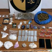 Σύγχρονος εργαστηριακός χώρος με άτομο που παρασκευάζει ναρκωτικά