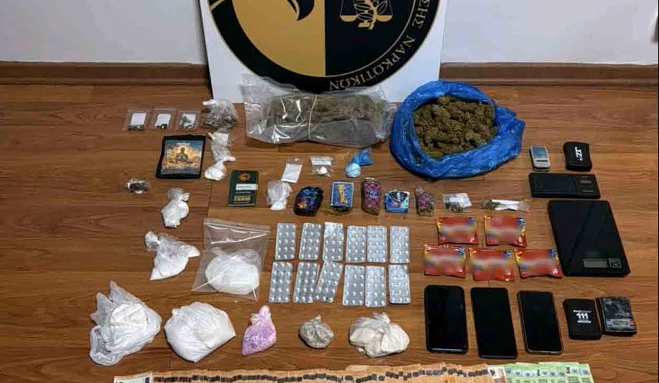Σύγχρονος εργαστηριακός χώρος με άτομο που παρασκευάζει ναρκωτικά