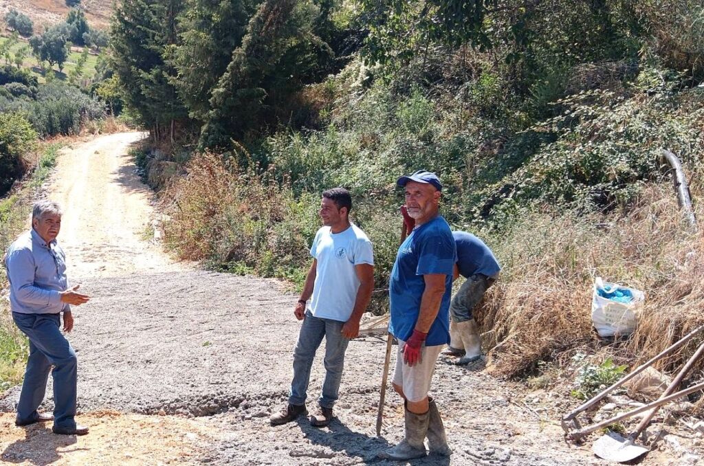 Εργάτες αποκαθιστούν αγροτικό δρόμο στο Μαζαράκι ή τη Σκλίβα του Δ…