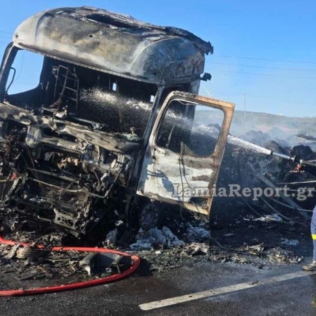 Φθιώτιδα: Σοκαριστικές οι εικόνες από το θανατηφόρο τροχαίο με τη σύγκρουση φορτηγών 9 Φθιώτιδα: Σοκαριστικές οι εικόνες από το θανατηφόρο τροχαίο με τη σύγκρουση φορτηγών