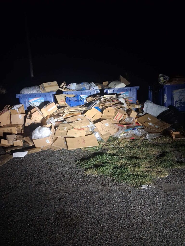 Κλειτορία: Σκοτάδι και βρωμιά τον Δεκαπενταύγουστο στο πάρκινγκ δίπλα στην κεντρική πλατεία ΦΩΤΟ