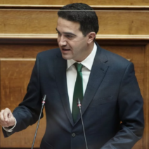 «Χαμηλές συντάξεις, χρέη και συνεχιζόμενη ακρίβεια πίσω από τα κυβερνητικά πλεονάσματα»