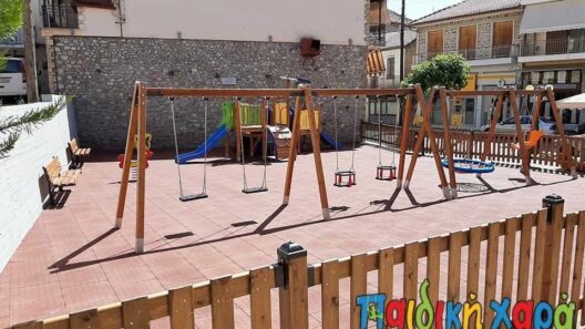 Παιδιά χαράζουν σε τοίχο