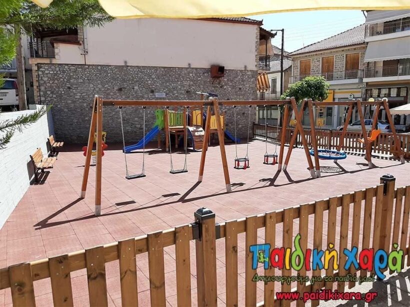 Παιδιά χαράζουν σε τοίχο