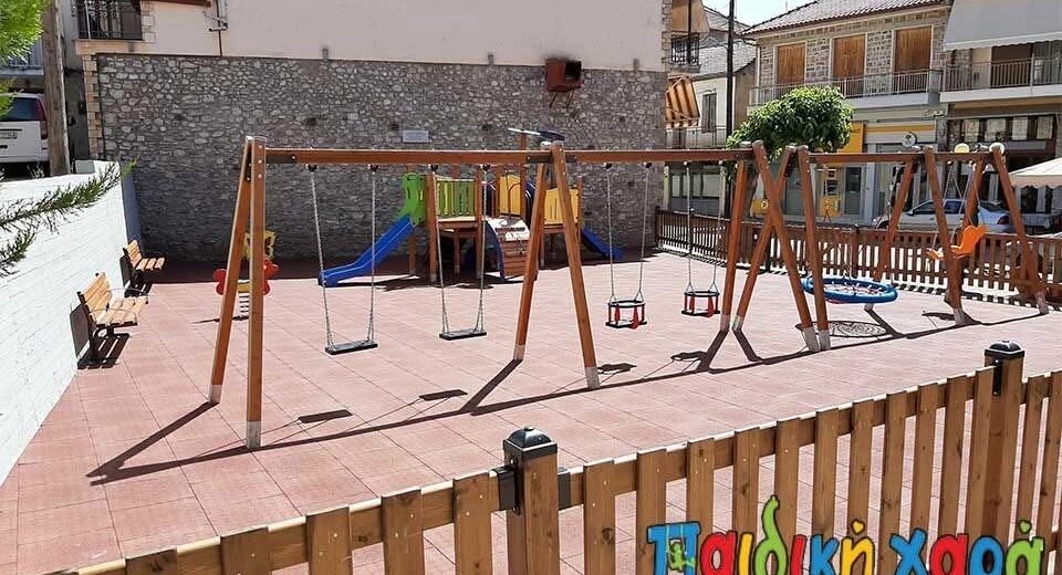 Παιδιά χαράζουν σε τοίχο