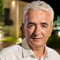 Νέοι άνδρες σε στολή αστυνομίας στην εκδήλωση προσέλκυσης νέων