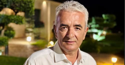Νέοι άνδρες σε στολή αστυνομίας στην εκδήλωση προσέλκυσης νέων