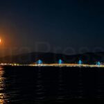 Το κόκκινο φεγγάρι «αποτύπωσε» τη δύσκολη μάχη με τις φλόγες στην Αιγιάλεια