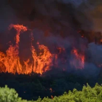 Πόρτο Γερμενό: Η πυρκαγιά απειλεί την Αγία Παρασκευή - Έκκληση για πιστή τήρηση του 112