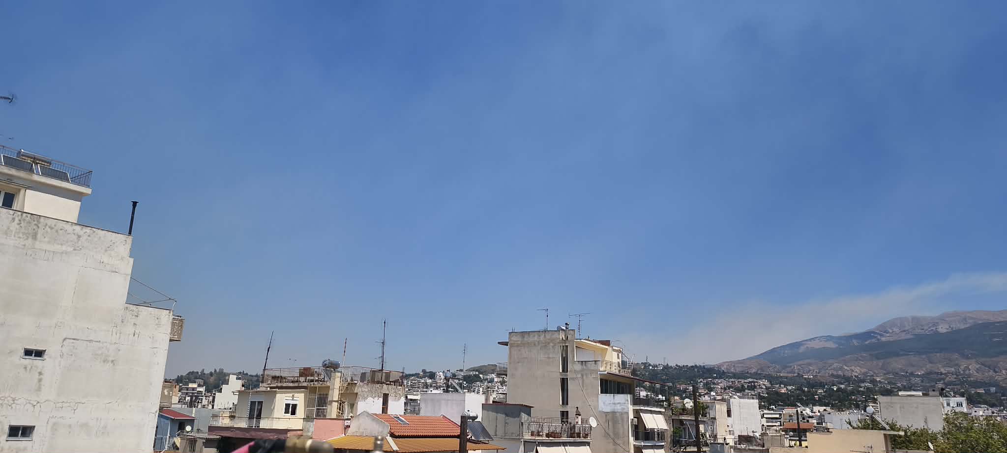 Πάτρα: Αποπνικτική η ατμόσφαιρα από καπνούς της φωτιάς στην Αιγιάλεια ΦΩΤΟ-ΒΙΝΤΕΟ 10 Πάτρα: Αποπνικτική η ατμόσφαιρα από καπνούς της φωτιάς στην Αιγιάλεια ΦΩΤΟ-ΒΙΝΤΕΟ