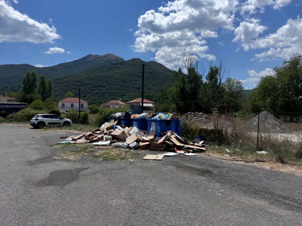 Κλειτορία: Σκοτάδι και βρωμιά, Δεκαπενταύγουστο, στο πάρκινγκ δίπλα στην κεντρική πλατεία ΦΩΤΟ