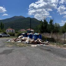 Κλειτορία: Σκοτάδι και βρωμιά, Δεκαπενταύγουστο, στο πάρκινγκ δίπλα στην κεντρική πλατεία ΦΩΤΟ